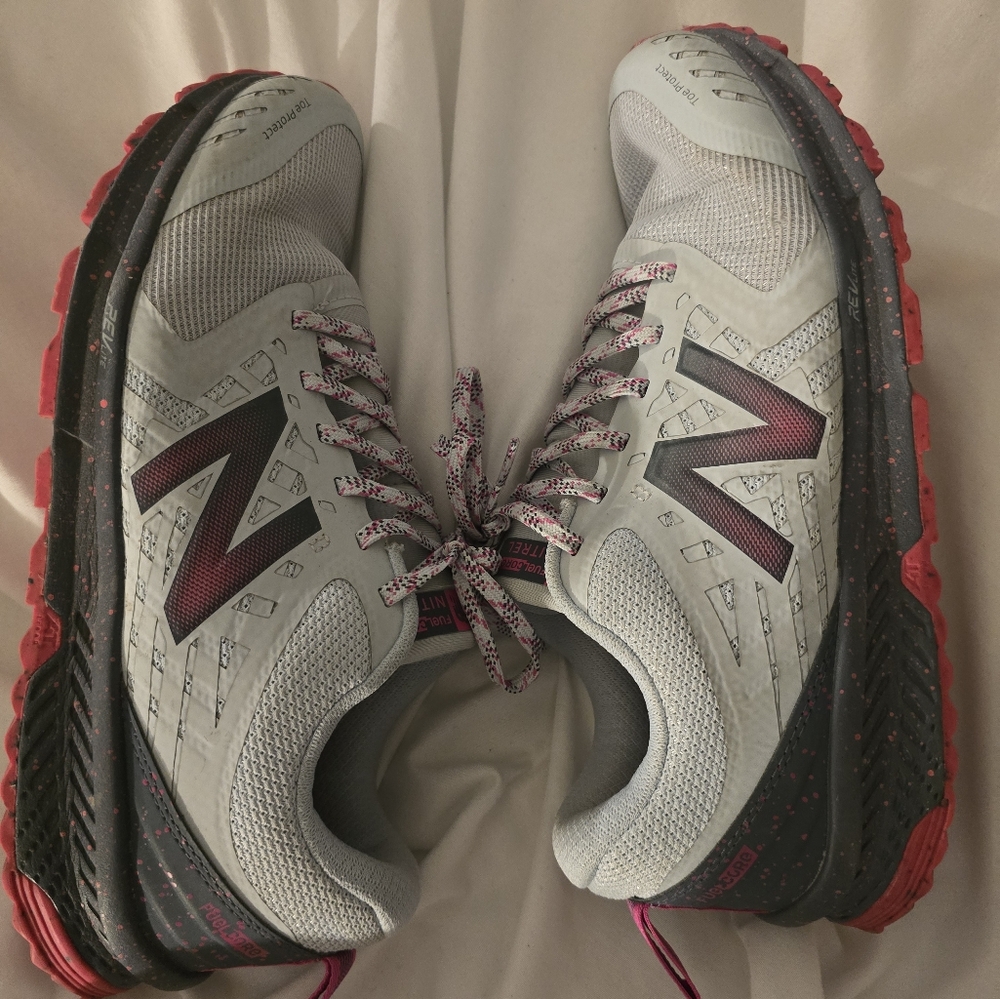 NEW BALANCE WOMENS SIZE 9 PURPLE/GRAY